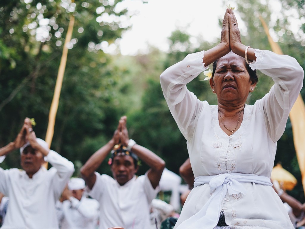 Umat Hindu sedang berdoa