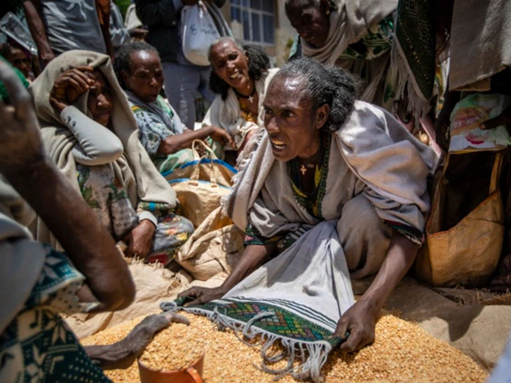 perempuan rebut makanan di ethiopia