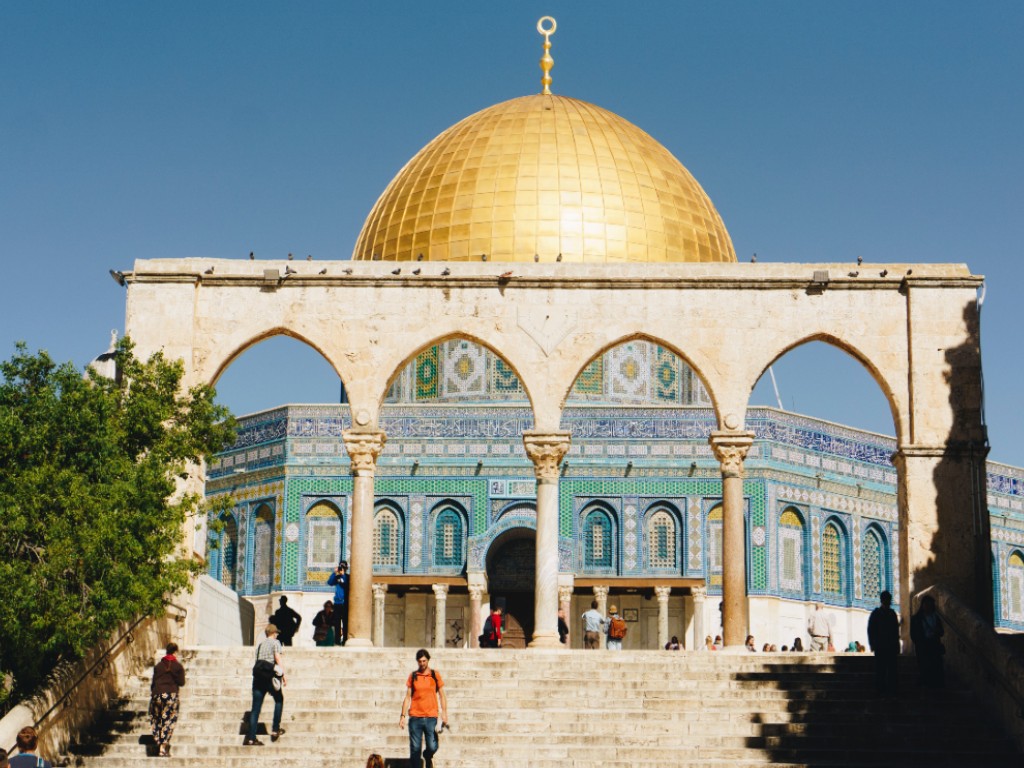 Wisatawan Mengunjungi Dome of The Rock di Yerusalem
