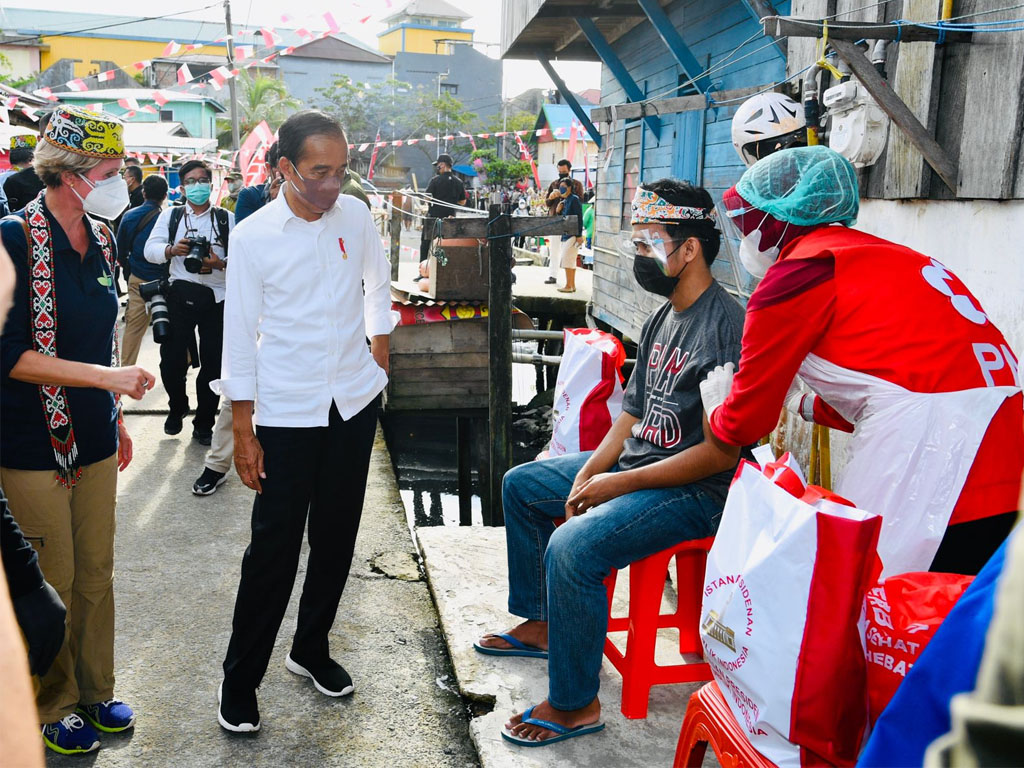 jokowi vaksinasi tarakan