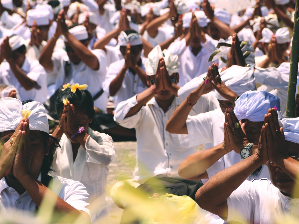 umat Hindu sedang berdoa