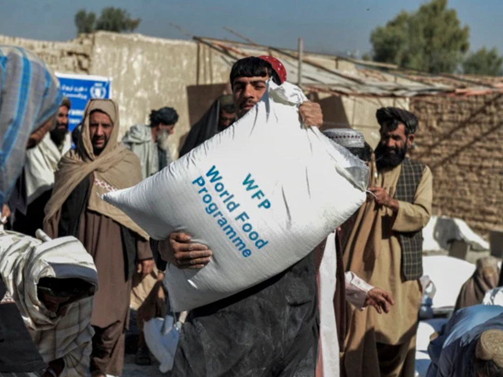 warga afghanistan bawa karung bahan pangan