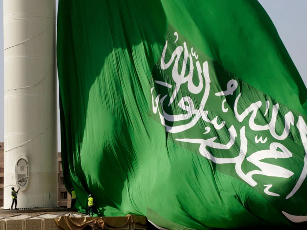 bendera raksasa arab saudi