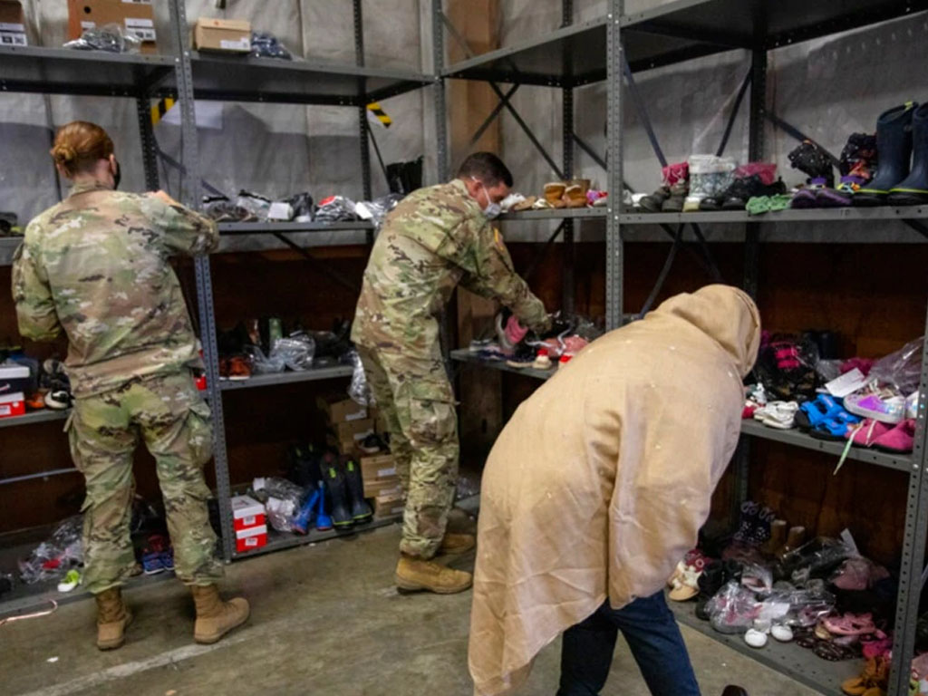 pengungsi afghanistan cari sepatu