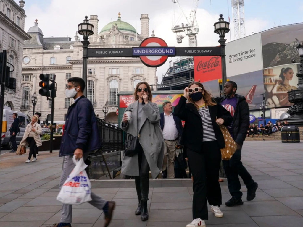 warga pakai masker di london