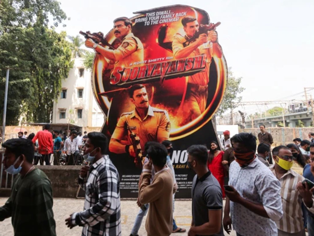 antrean poenonton bioskop di mumbai