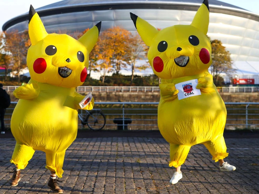 Dua orang berpakaian Pikachu