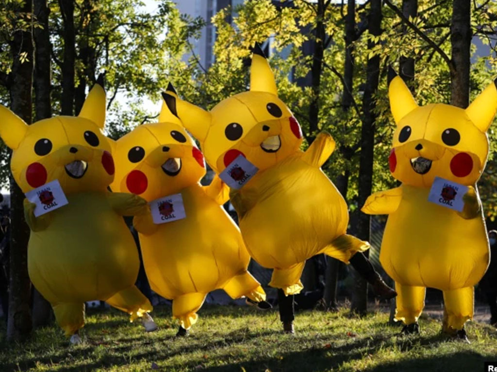 Sekelompok aktivis pakai kostum karakter Pikachu