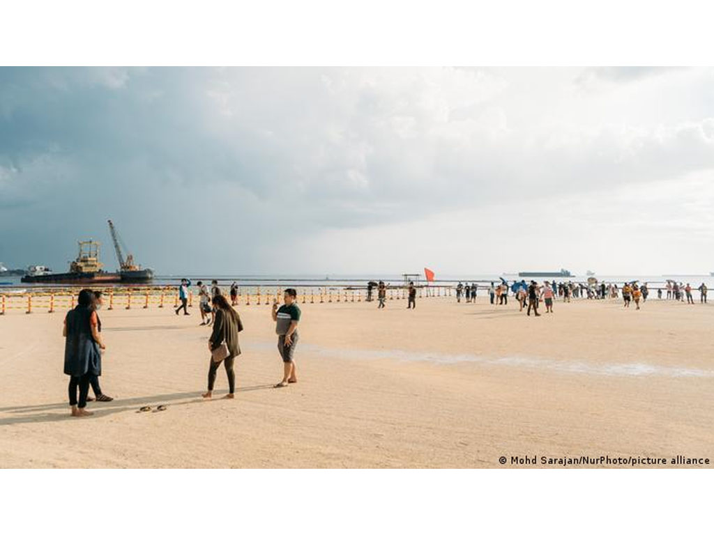 Pantai pasir putih buatan di Manila