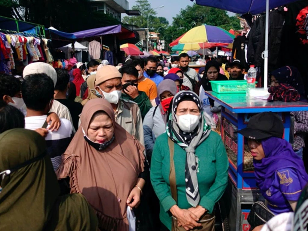 perempuan pakai masker