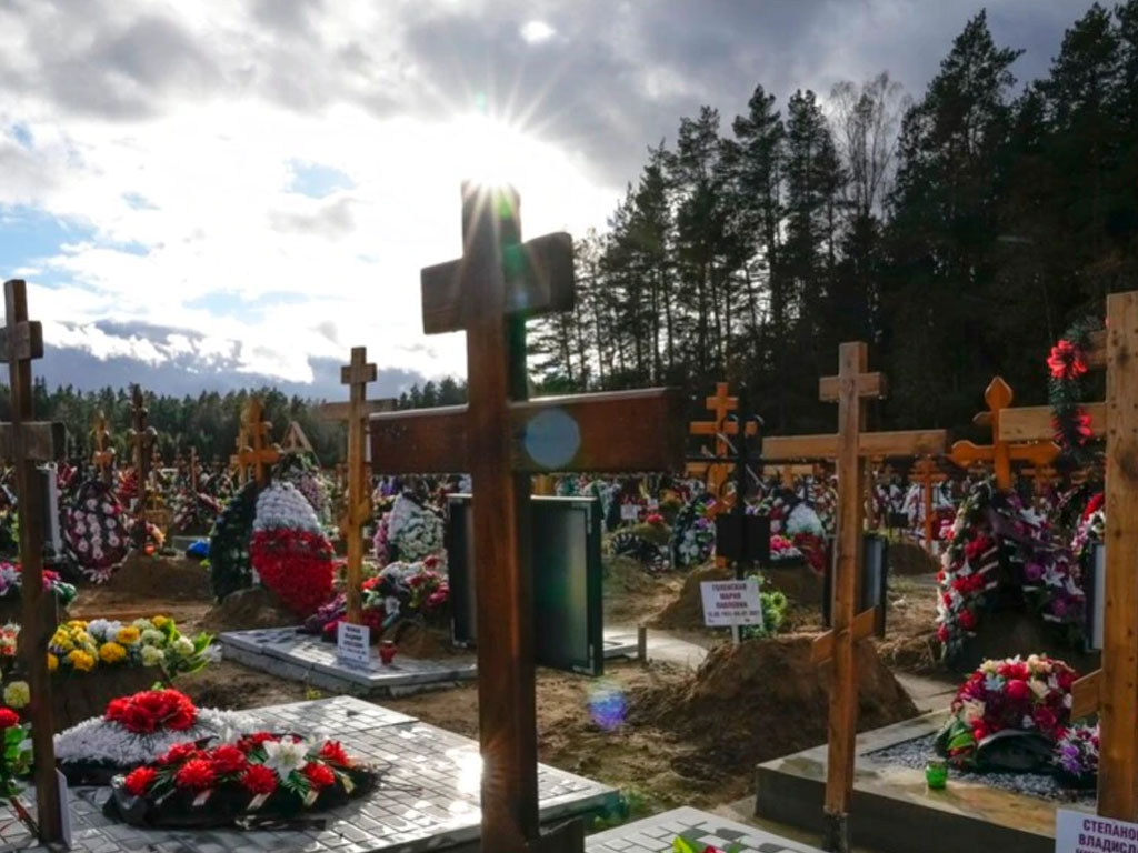 Kuburan dan salib di pemakaman moskow
