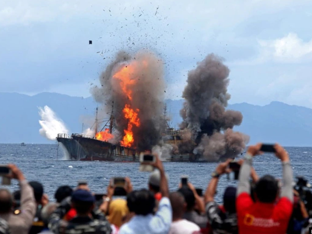 kapal ilegal dibakar di ambon