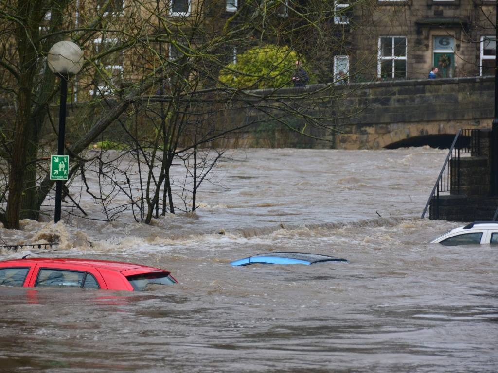 Tips Atasi Mobil Terendam Banjir