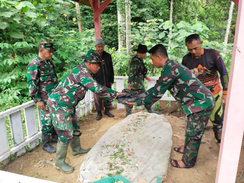 tabur bunga di makan cut meutia