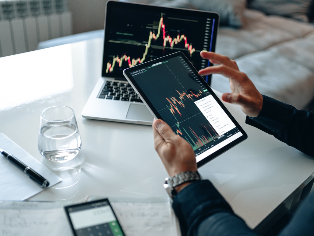 Ilustrasi simulasi trading saham online