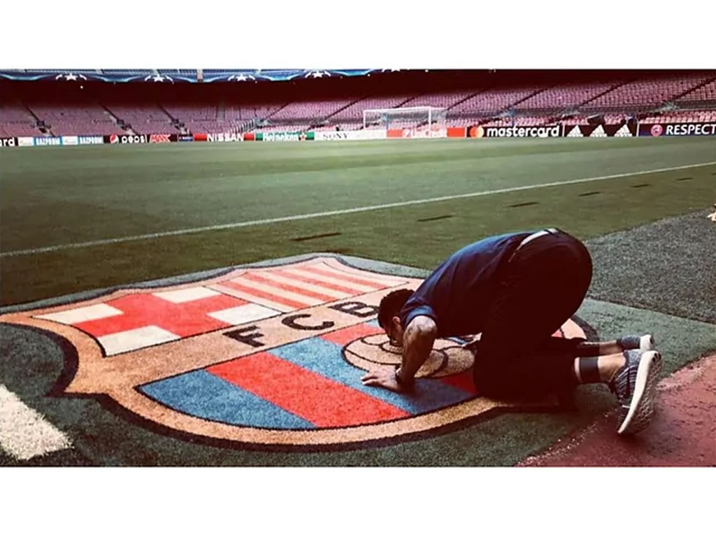 dani alves cium lambang barcelona di camp nou