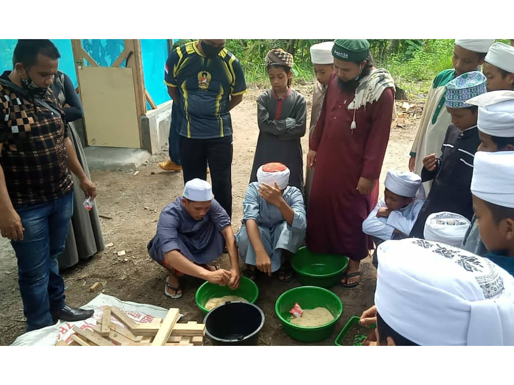 santri belajar budidaya maggot di aceh