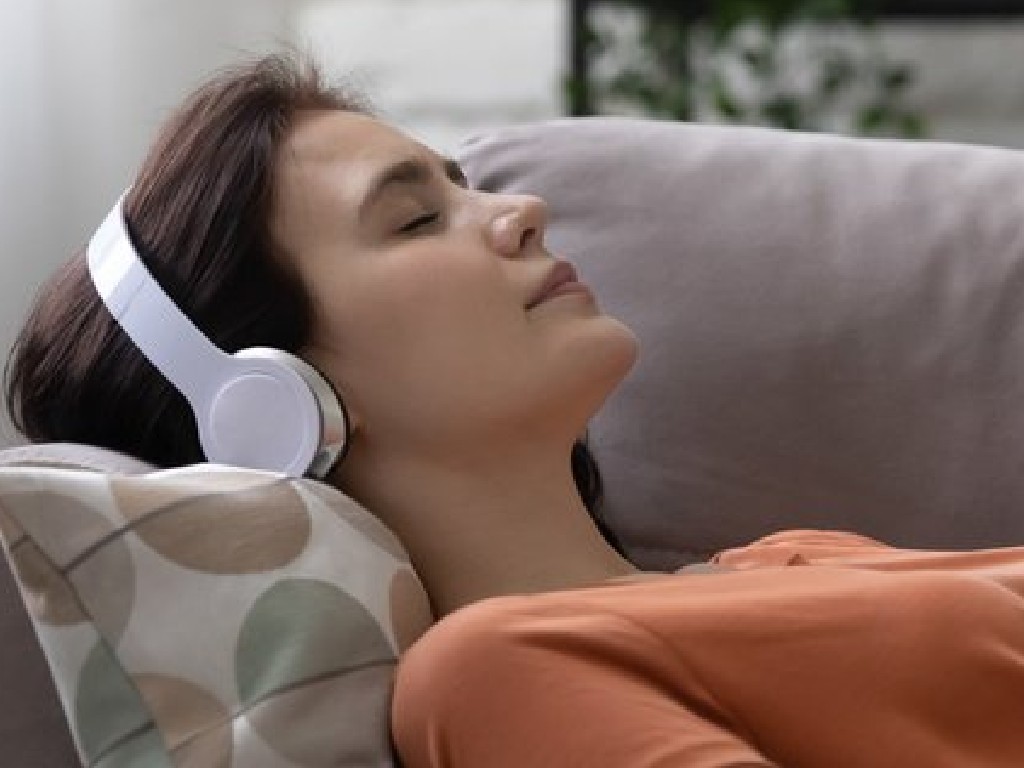 Tidur menggunakan earphone