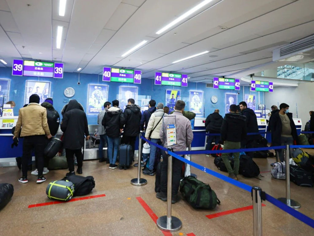 imigran irak antre di bandara belarus