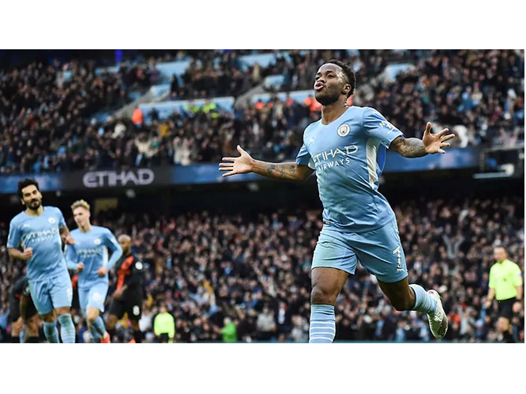 sterling merayakan gol