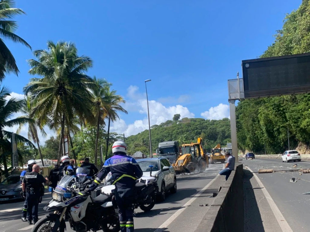 polisi atur lalu lintas di guadalope