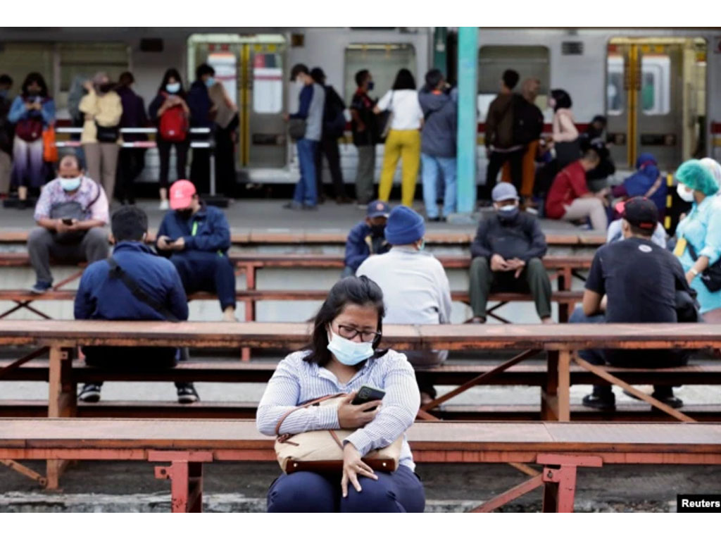 warga pakai masker di stasiun KA