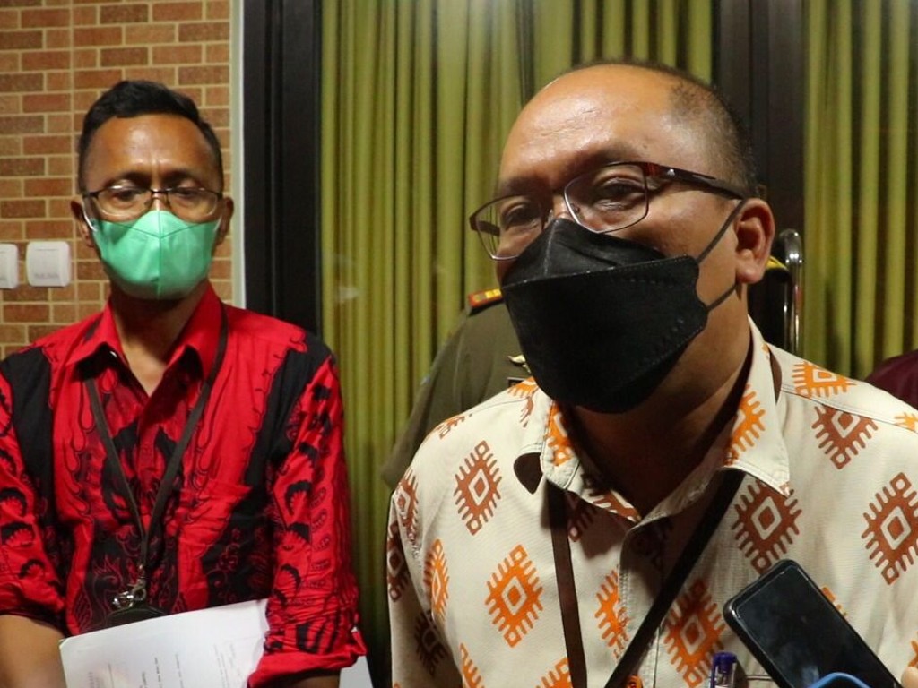 Menteri Sosial Tri Rismaharini mengunjungi HN, bocah korban kekerasan dan pelecehan seksual di Batu, Jawa Timur.