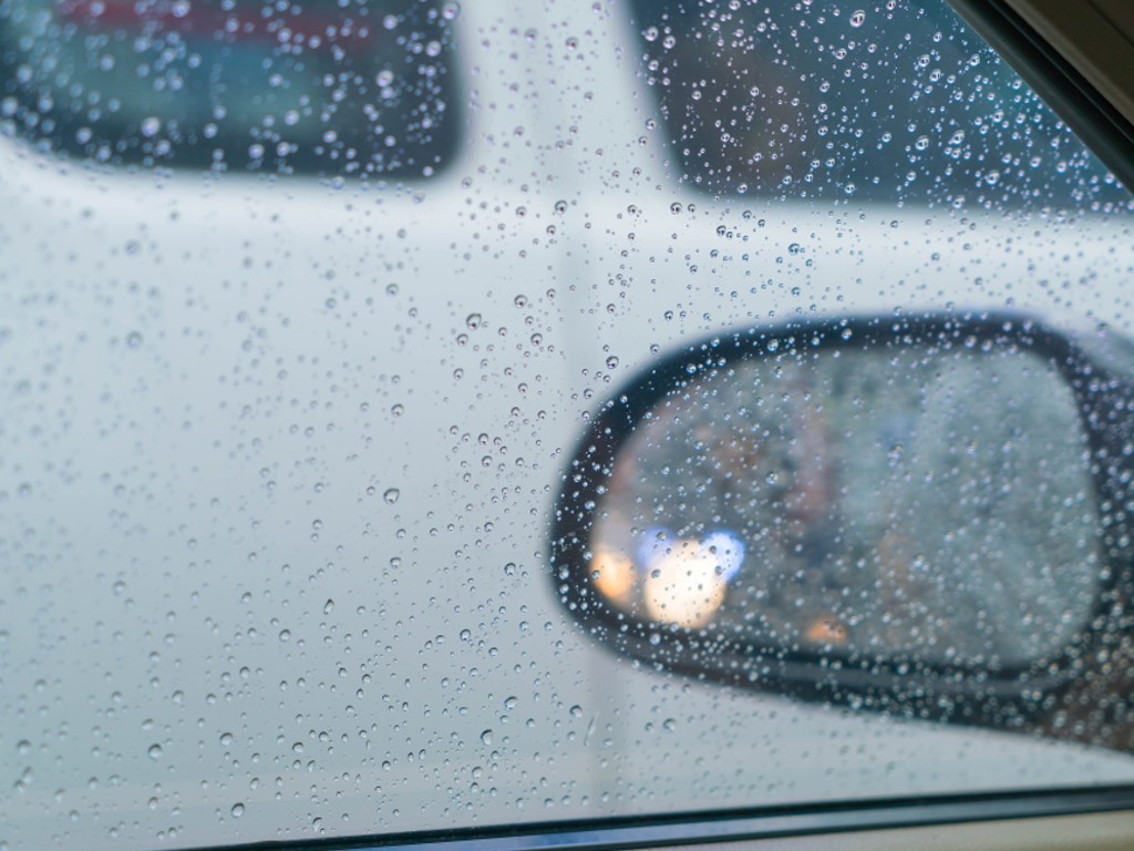 Mengendarai mobil di musim hujan