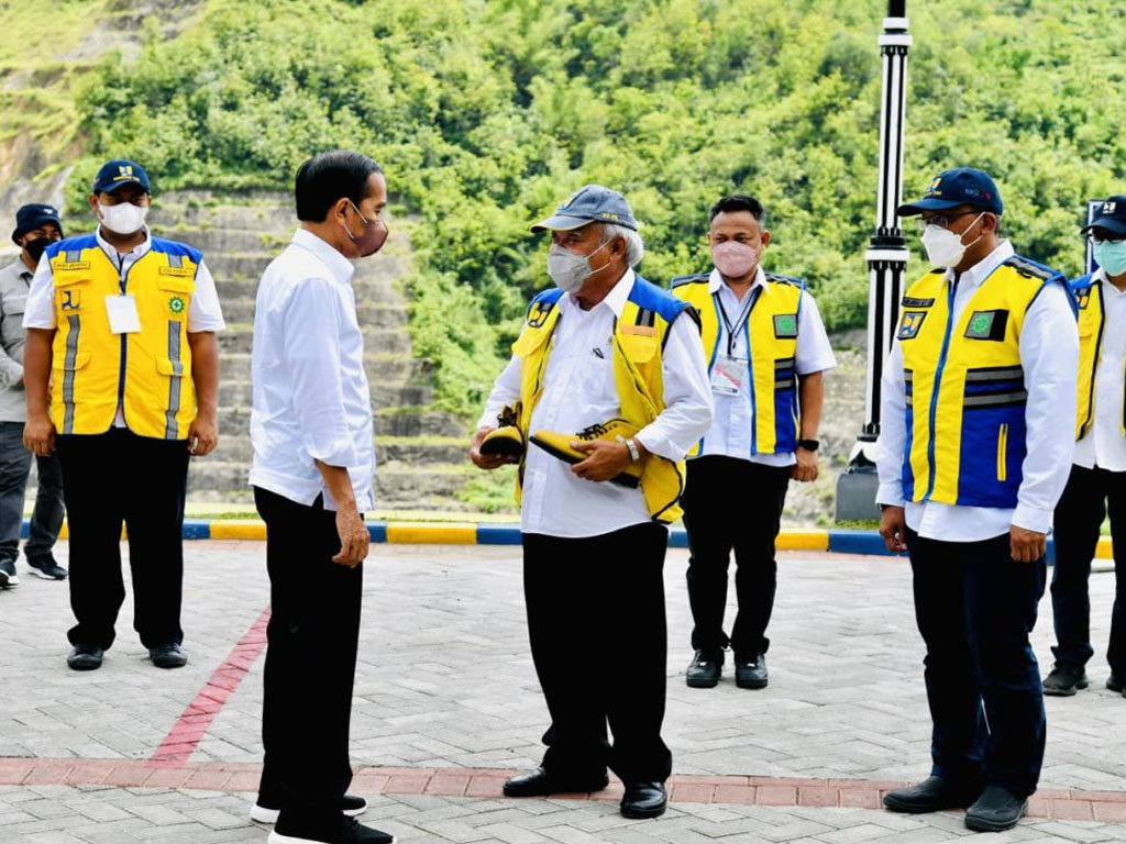 jokowi dan basuki beli sepatu