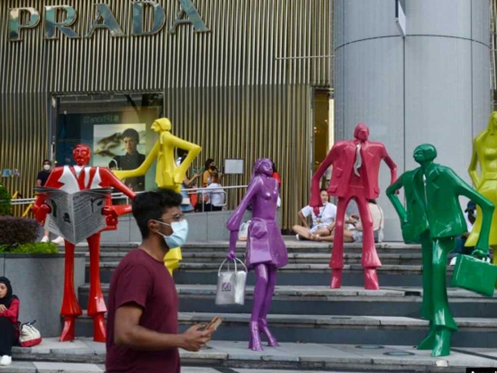 warga pakai masker di orchad road singapura