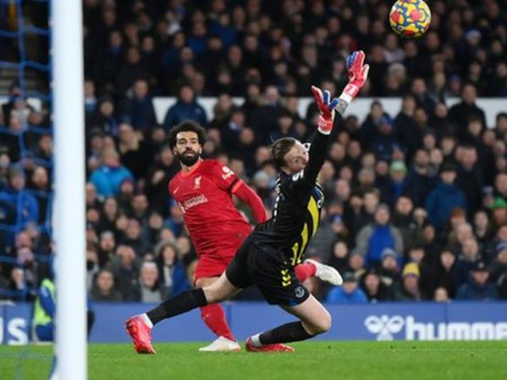 gol salah ke gawang everton