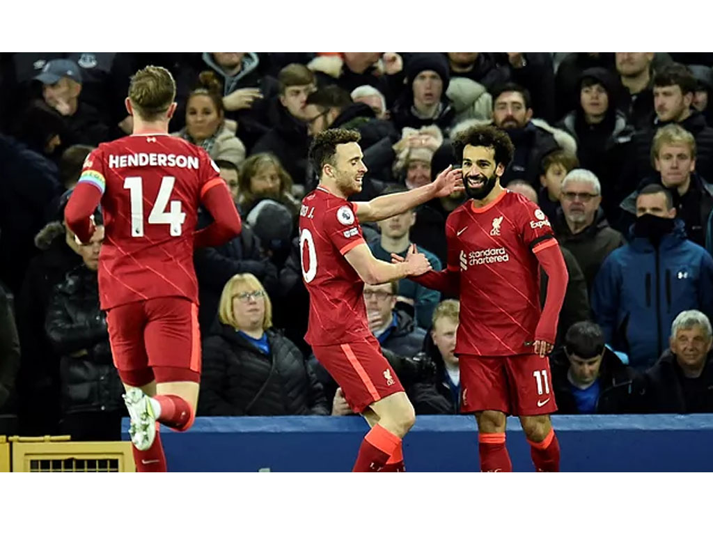 pemain liverpool rayakan gol ke gawang everton