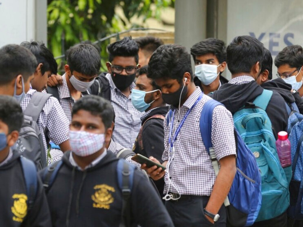 siswa di Bengaluru India pakai masker