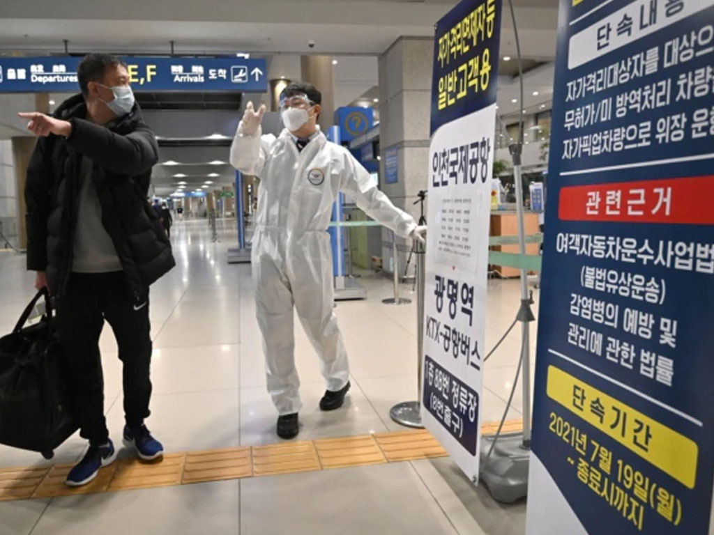penumpang di bandara incheon