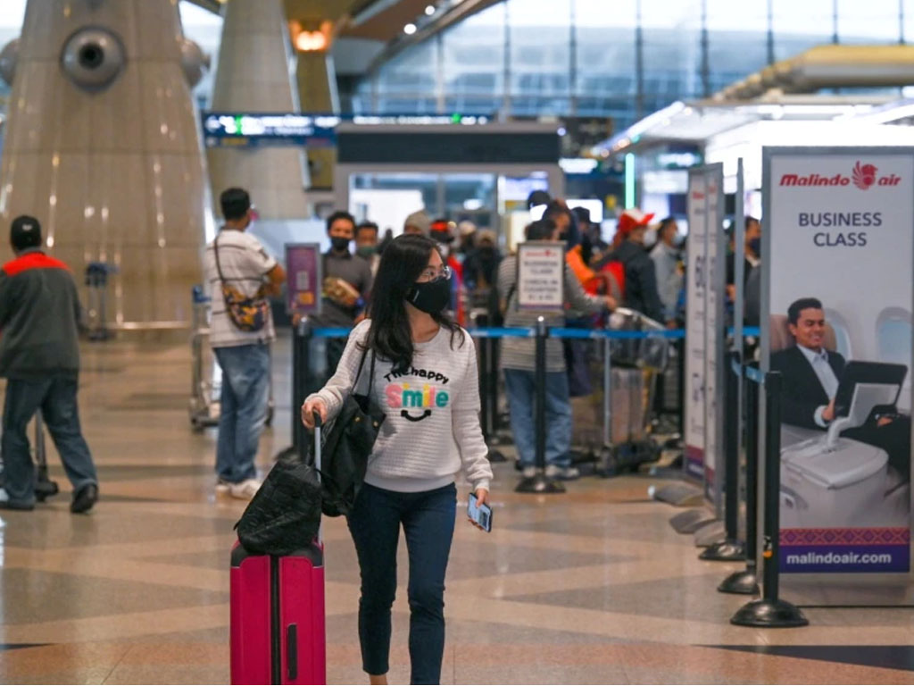 penumpang di KLIA pakai masker