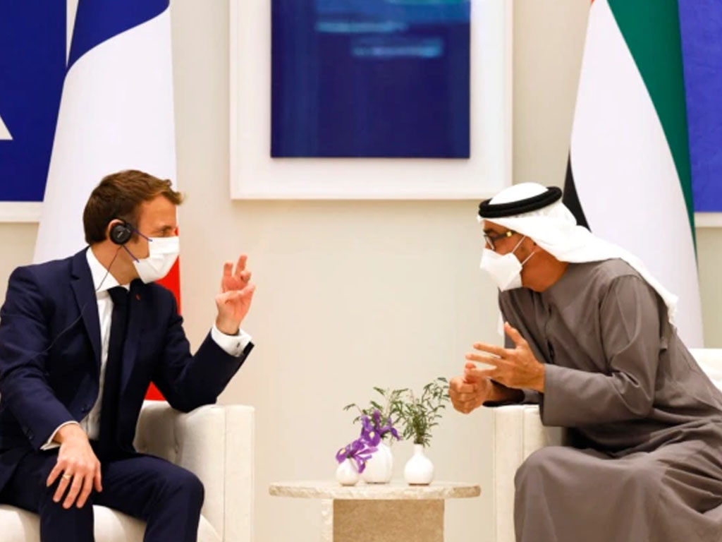 macron berbincang dng putra mahkota abu dhabi