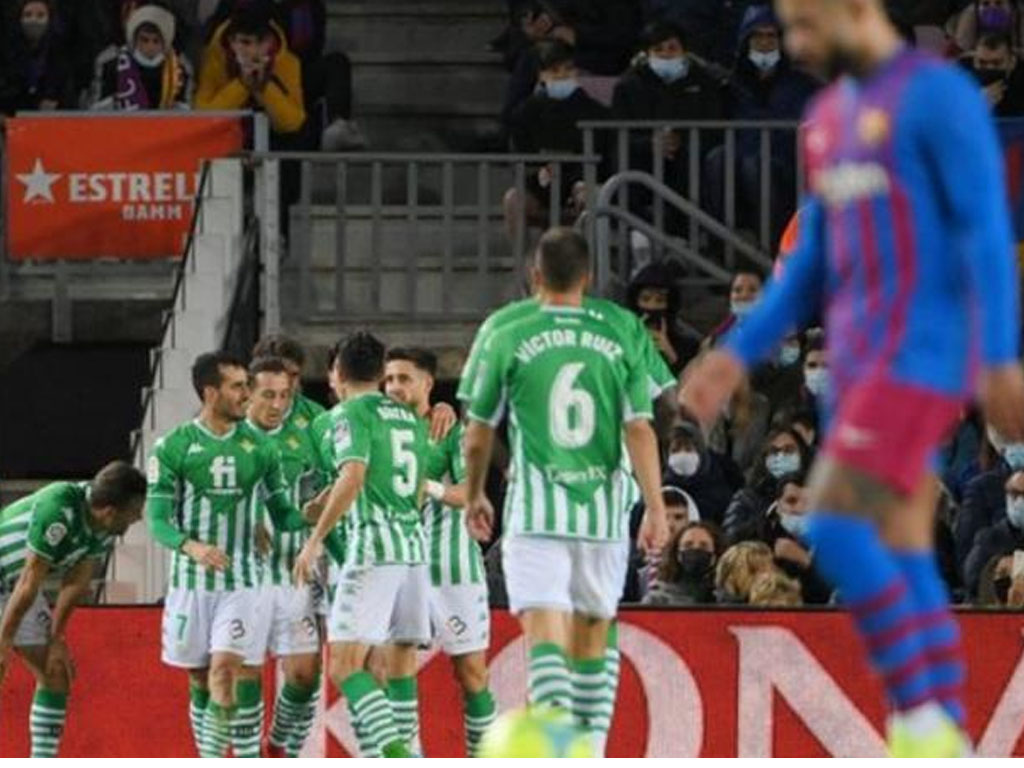 pemain betis rayakan gol ke gawang barca