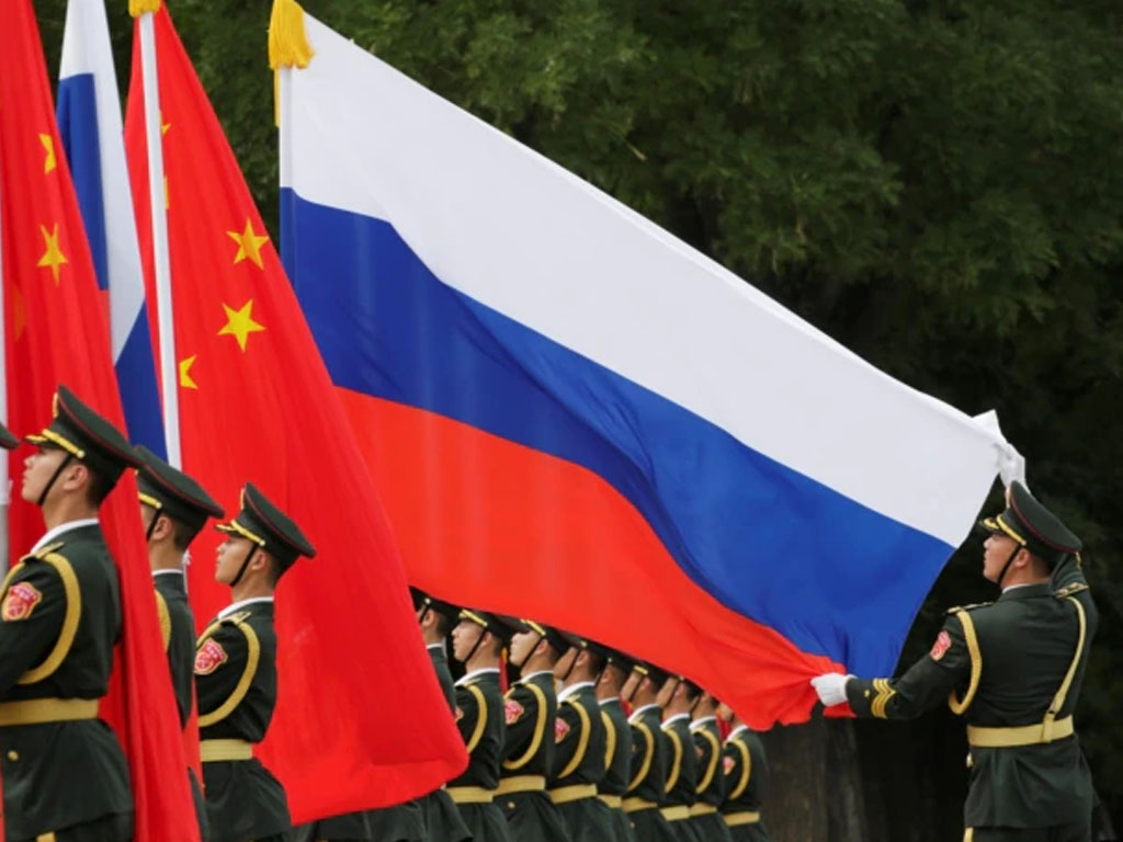 pasukan china kibarkan bendera rusia