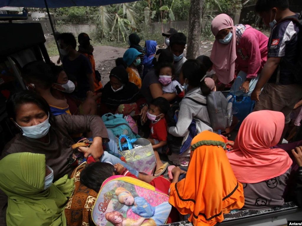 warga terdampak erupsi semeru