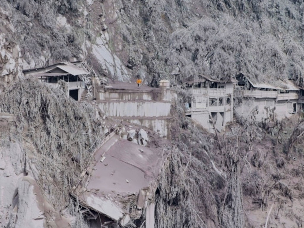 abu semeru menutupi rumah