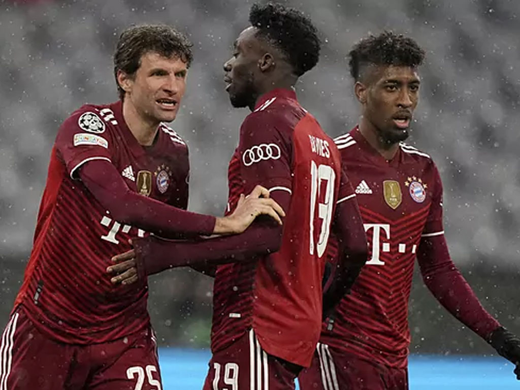 muller rayakan gol ke gawang barca