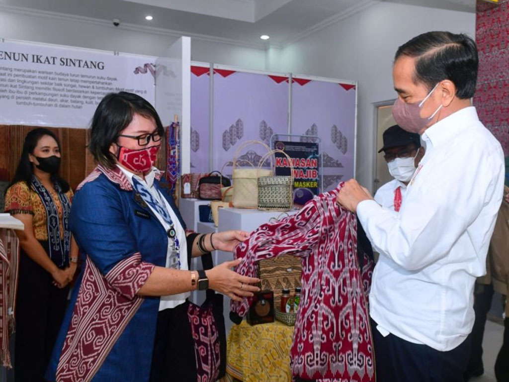 jokowi beli jaket motif  dayak