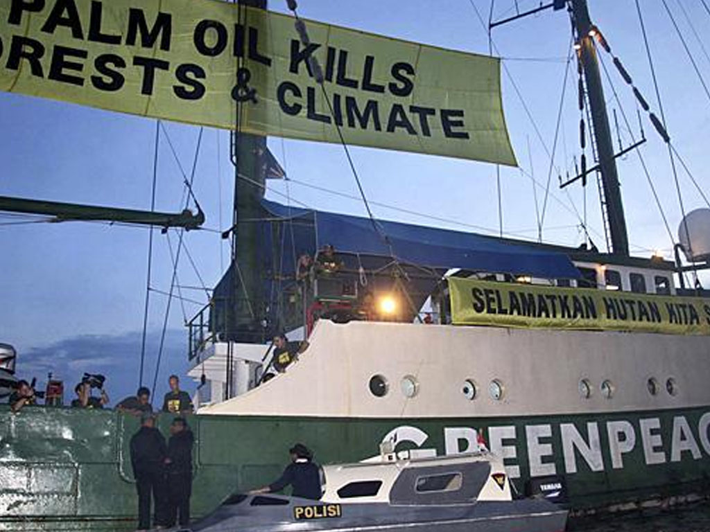Aksi protes Greenpeace di Indonesia