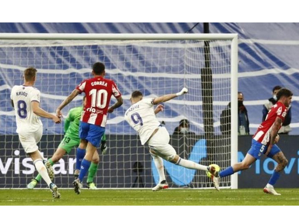 Karim Benzema cetak gol ke gawang atletico