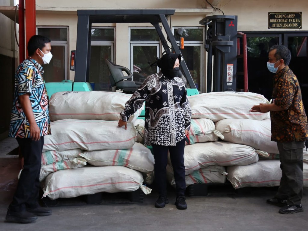 Menteri Sosial Tri Rismaharini mengecek gudang bantuan Kemensos di Bekasi.