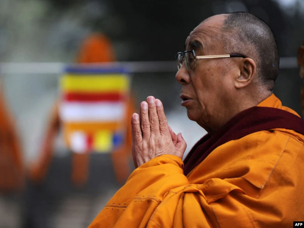 dalai lama berdoa