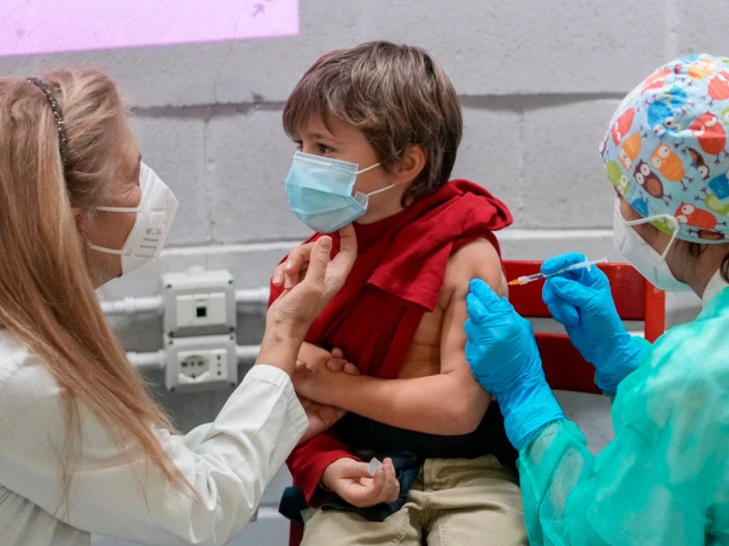 seorng anak terima vaksin di roma