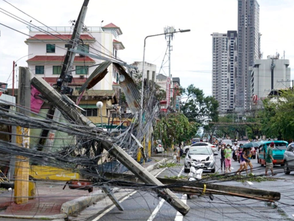 tiang listrik tumbang di filipina