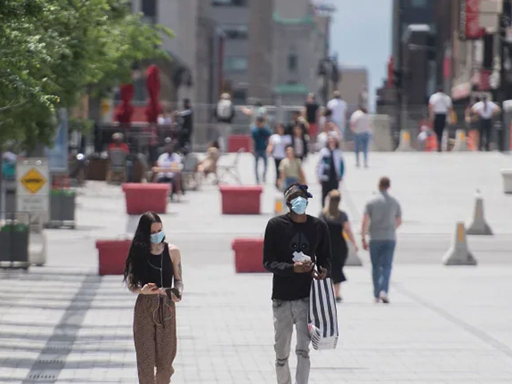 warga pakai masker di montreal