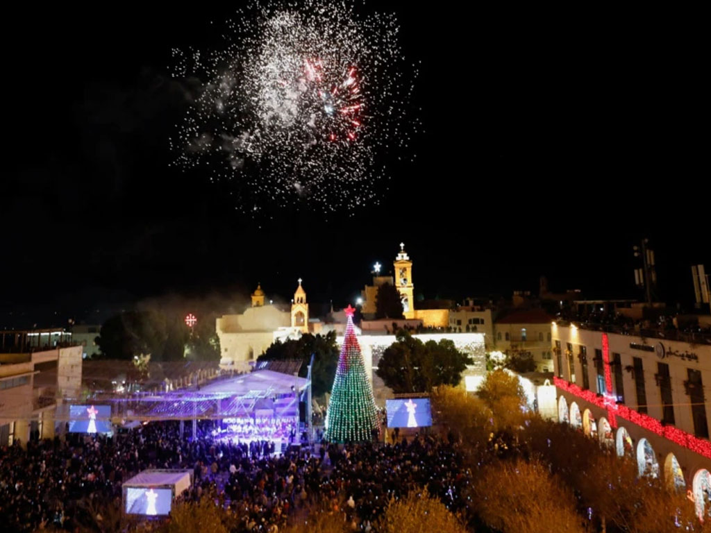 warga palestina nyalakan pohon natal